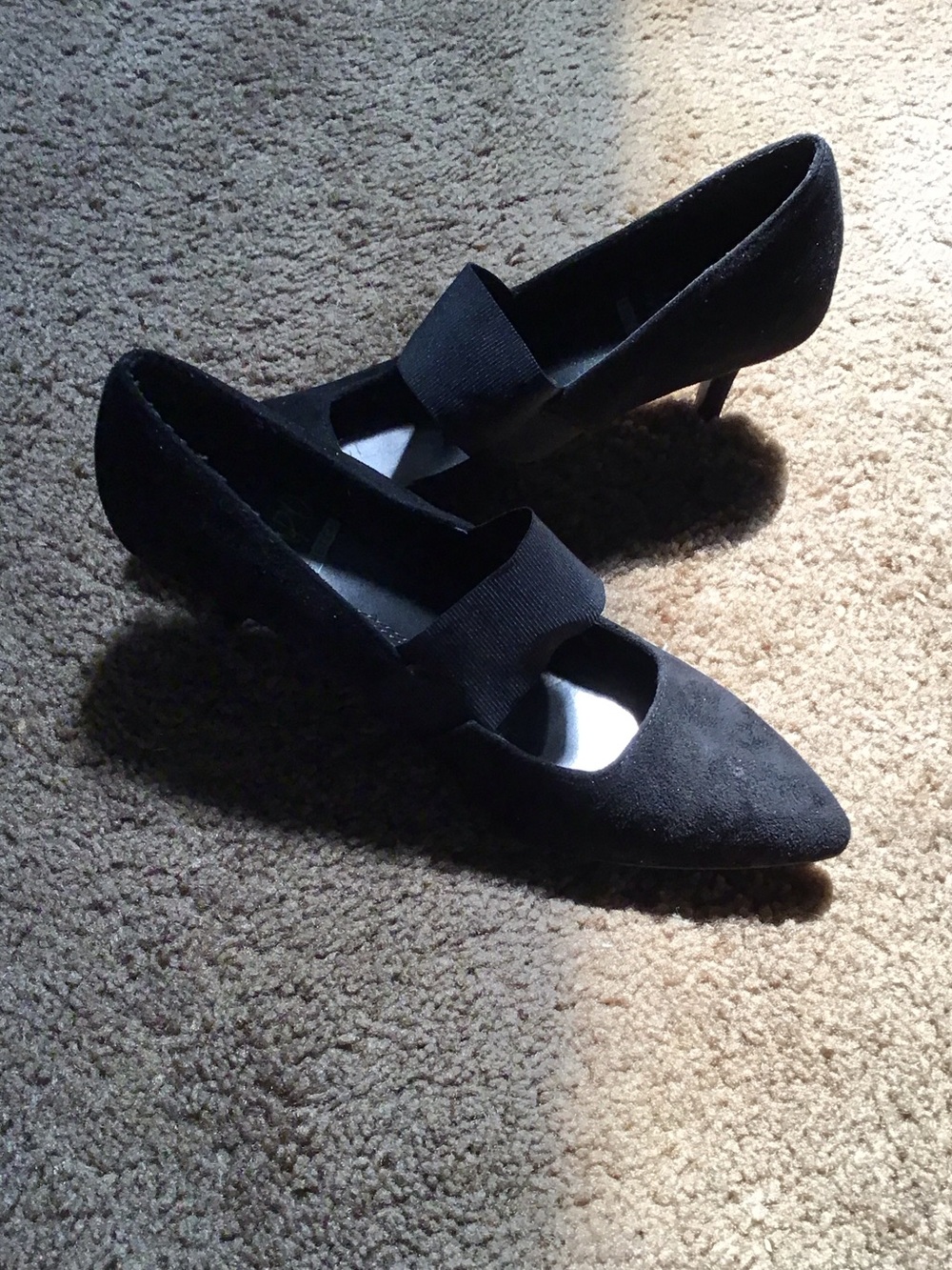 Black Pointed-Toe Kitten Heel Pumps with Elastic Strap